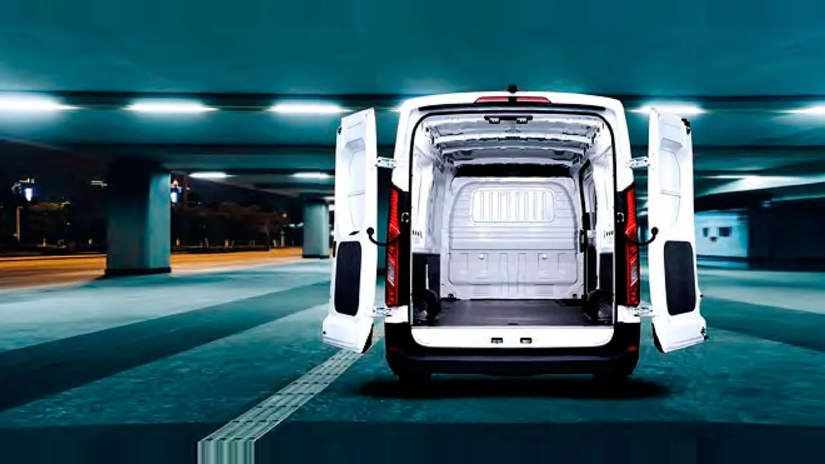 Maxus Deliver 9 Furgón 2.0D L3H2 150 (MERCANCÍAS TERCEROS) en renting barato — Trasera