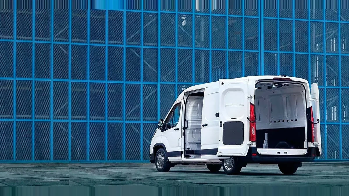 Maxus Deliver 9 Furgón 2.0D L3H2 150 (MERCANCÍAS TERCEROS) en renting barato — Lateral