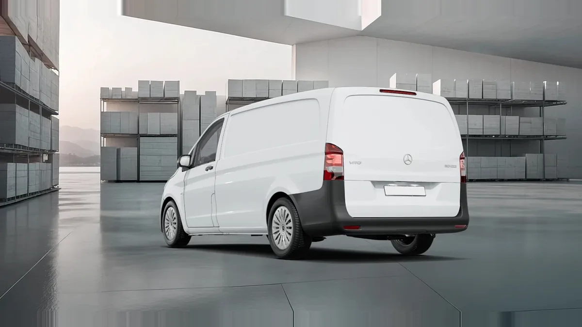 Mercedes-Benz Vito 110CDI 75kW Furgón Pro Larga en renting barato — Trasera