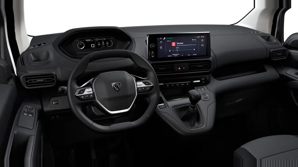 Peugeot Partner Furgón M Diésel 100CV Man en renting barato — Delantera