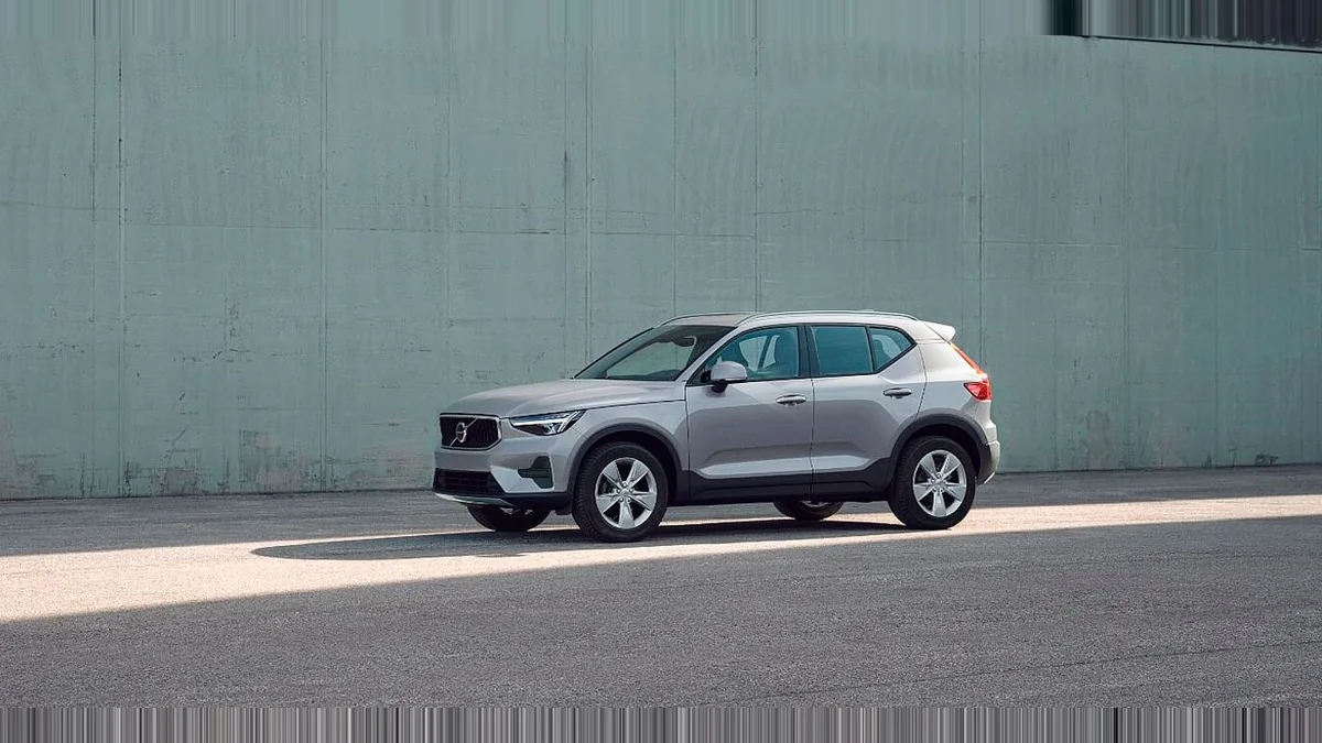 Volvo XC40 2.0 B3 Core G Auto en renting barato — Lateral
