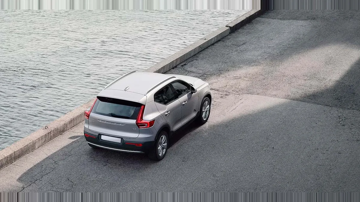 Volvo XC40 2.0 B3 Core G Auto en renting barato — Trasera